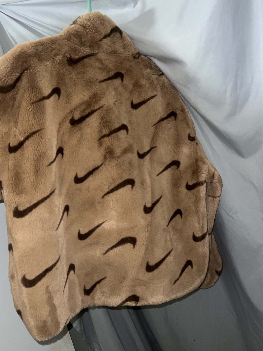 Nike Women's Sportswear AOP Faux Fur Jacket - Picture 5 of 7